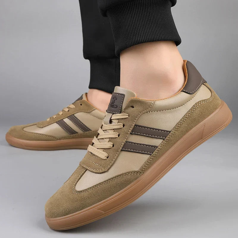 Sneaker in Suede con Collo a v