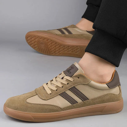 Sneaker in Suede con Collo a v