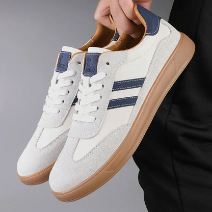 Sneaker in Suede con Collo a v