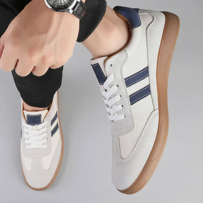 Sneaker in Suede con Collo a v