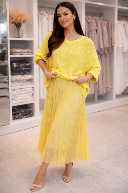 Coordinato elegante in maglia con gonna a pieghe