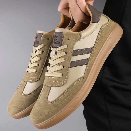 Sneaker in Suede con Collo a v